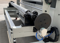 Machine à coller des films protecteurs double face pour le laminage de panneaux décoratifs avec rouleau en caoutchouc et découpe automatique