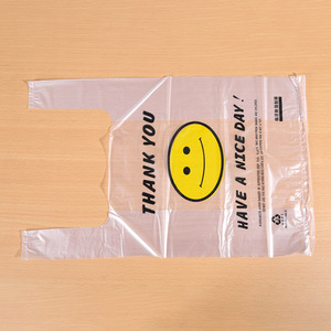 Sacs en plastique personnalisés de T-shirt de sourire avec le matériel de HDPE d'impression Flexo recyclable pour l'usage de supermarché et d'exposition - Product Image 6