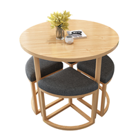 Ensemble simple de table et de chaises pouvant accueillir un petit appartement décontracté, balcon, petite table ronde et tabouret