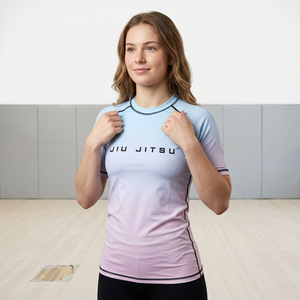 เสื้อรัดรูปสำหรับผู้หญิงสำหรับกีฬายิวยิตสู ผลิตจากโพลีเอสเตอร์ผสมสแปนเด็กซ์ ช่วยระบายเหงื่อ พร้อมโลโก้ด้านหน้า เหมาะสำหรับศิลปะการต่อสู้แบบผสมผสาน - Product Image 1