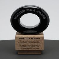 Trophée Noble Personnalisé en Cristal Noir avec Base en Bois, Récompense Pilote Million Kilomètres pour la Reconnaissance, Souvenir, Cadeau, Décoration