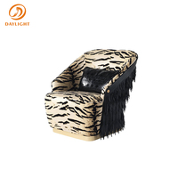 Fauteuil lounge artistique avec franges en cuir suspendues et tissu imprimé animal, fauteuil d'appoint moderne avec garniture dorée pour boutique