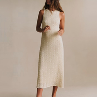 Fabricant de tricots sur mesure – Robe midi décontractée en maille torsadée à texture ajourée, col rond, sans manches, avec pompons 3D pour femme