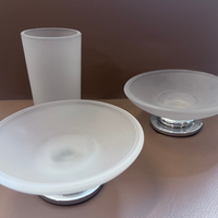 Ensemble de salle de bain en verre de Murano de trois pièces fabriqué en Italie comprend deux plats à savon ou à bijoux avec base en acier et porte-brosse à dents