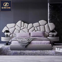 Lit double en cuir de luxe italien Villa moderne Meubles de chambre à coucher principale Conception irrégulière de lit doux haut de gamme