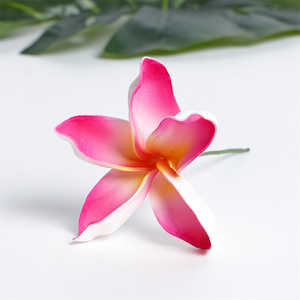 Pique à cheveux et fleur de couronne artificielle multicolore en Plumeria (Frangipani) style Hawaï pour mariée - Product Image 5