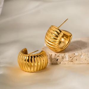 Pendientes de Aro Modernos y Minimalistas de Acero Inoxidable con Baño de Oro de 18K, Textura Gruesa, Forma de CC, para Mujer - Product Image 3