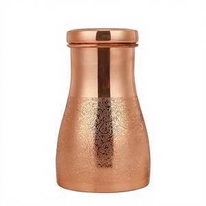 Jarra Tradicional de Cobre Puro con Grabado Floral, 1000 ml, Aislamiento Térmico, Apta para Lavavajillas, Ecológica, Jarra Ayurvédica para Agua - Product Image 1