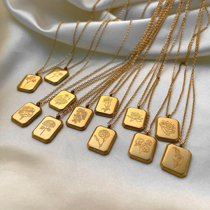 Collana con Fiore del Mese di Nascita 2026, Ciondolo Floreale Quadrato Vintage, Gioiello Impermeabile Personalizzato, Regalo per Damigelle - Product Image 4