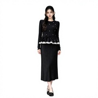 Ensemble plissé de luxe à expédition rapide, chemisier et jupe peplum sophistiqués, tenue élégante pour les occasions sociales, idéal pour les boutiques.