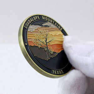 Médaille commémorative vintage personnalisée avec paysage de montagne, médaille de collection sur le thème du paysage naturel - Product Image 2
