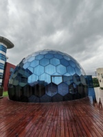 Dôme géodésique en panneaux de polycarbonate solide, haute résistance, anti-tempête, résistant aux charges de neige, durable, pour glamping, hôtel, maison dôme