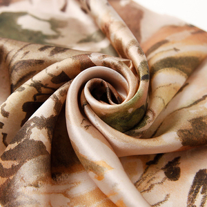 Tela satinada de seda para vestido de mujer, tejido de diseño italiano <span class=keywords><strong>noble</strong></span> y elegante, con estampado floral, novedad de 100% - Product Image 1