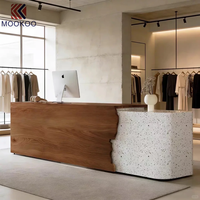 Comptoir de réception en bois et pierre bicolore, comptoir de caisse moderne en marbre courbé pour boutique de vêtements