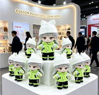 Poupée en peluche électrique Anime, cheveux argentés, yeux marrons, gilet matelassé vert, bonnet en tricot blanc, sur mesure