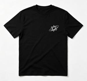 เสื้อยืดแขนสั้นสีดำสำหรับผู้ชาย พิมพ์ลายโลโก้สามตัวด้านหลัง คอกลม ผ้าฝ้ายเจอร์ซีย์ สไตล์ลำลอง - Product Image 3