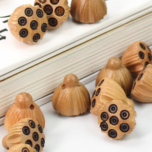Colgante de madera de boj con forma de vaina de loto, 13x15mm, tallado en madera, para joyería o como amuleto para teléfono. - Product Image 1