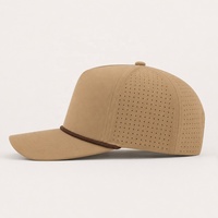 Gorra Trucker Deportiva Ligera para Exteriores con Logotipo Serigrafiado, 5 Paneles, Visera Curva Ventilada con Cordón y Cierre de Plástico