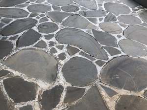 Pavés en pierre naturelle noire irrégulière pour patios et jardins. - Product Image 3