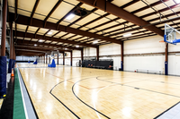 Arène de basketball intérieure, structure en acier, résistance au vent de 160 km/h, certifiée AISC, galvanisée en usine