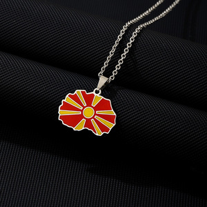 Nuova Collana alla Moda con Ciondolo a Forma di Mappa della Macedonia del Nord in Smalto, Unisex, in Acciaio Inossidabile e Titanio, Accessorio di Gioielleria - Product Image 3