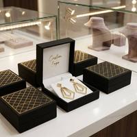 Boîte cadeau pour bijoux, petite, rectangulaire, étanche, avec fermeture magnétique, finition mate noire premium, dorure mate et gaufrage.