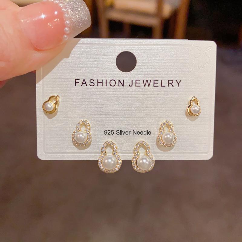 18# Ensemble de trois boucles d'oreilles gourde en perles et diamants en or (t