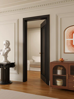 Porte en bois à charnières de style médiéval, peinte en noir, avec lignes décoratives et boucle profonde de style mid-century