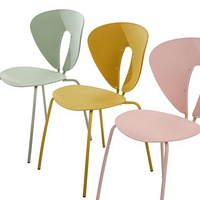 Chaise de salle à manger moderne en plastique, style minimaliste, luxe léger, dossier élégant, tendance, pour commerces, salons de desserts et mobilier domestique