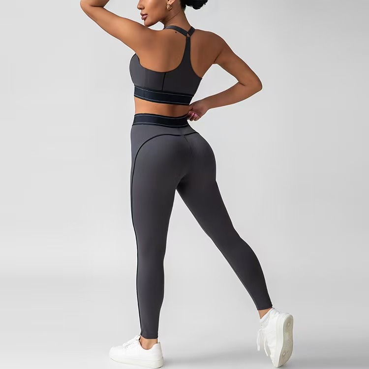 Conjunto gris de sujetador y pantalón