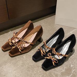 Escarpins en cuir nude à bout pointu pour femme, talon de 5 cm, idéaux pour l'été, les fêtes, les bureaux, les mariages et les occasions formelles - Product Image 1