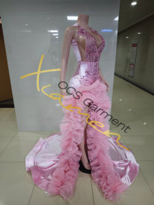 <span class=keywords><strong>Abito</strong></span> da Sera Elegante Ocstrade Personalizzato, Senza Maniche in <span class=keywords><strong>Raso</strong></span> Rosa con Strass, Spacco Alto e Strascico a Strati - Product Image 4