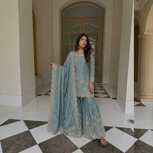 Ensemble Sharara en soie GMY pure et lourde avec broderie et travail de sequins, orné de miroirs faits à la main, avec haut à manches longues et dupatta. - Product Image 1
