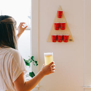 Table de Beer Pong, support mural, plateau triangulaire en bois et <span class=keywords><strong>jeu</strong></span> de lancer de boules avec des gobelets de couleur personnalisée, <span class=keywords><strong>jeu</strong></span> de Beer Pong - Product Image 5
