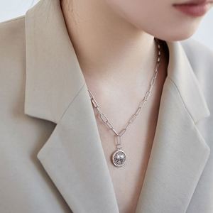 Collar con Colgante de Moneda de Elefante Dylam, Chapado en Oro de 18k, Medallón Texturizado Vintage, Colgante de Disco Redondo, Collar Delicado para Mujer - Product Image 5