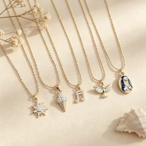 Collier pendentif tendance plaqué or 18 carats avec zircone cubique pour femme, breloques crème glacée, note de musique, colombe, vente en gros - Product Image 3