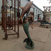 Statues de sirène et de dauphin en bronze coulé sur mesure, utilisées pour la mise en scène aquatique de la villa de plage en bord de mer