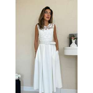 Robe de soirée élégante blanche coupe trapèze avec détails floraux en dentelle et ceinture, taille naturelle, col rond, tissu satiné - Product Image 2