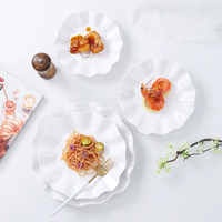 Assiette en céramique blanche moderne à motif floral irrégulier en forme de vague, plateau en porcelaine en forme de feuille de lotus, compatible lave-vaisselle et micro-ondes, vente en gros