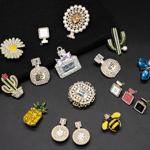 Pop Creatief Ontwerp Zoete Multicolor Luxe Decor Klompen Onderdelen 3d Acryl Metalen Gouden Hanger Ambachten Kristallen Parel Schoen Bedels Clip - Product Image 5