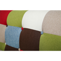 Canapé trois places traditionnel en tissu patchwork multicolore avec capitonnage boutonné, pieds en bois noir, idéal pour les acheteurs de maisons et les salons.