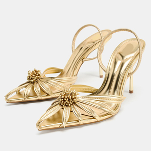 Zapatos de tacón de aguja dorados metálicos plisados con flores para mujer, con punta en pico y tira trasera, al por mayor, personalizados para bodas y fiestas, sandalias de vestir. - Product Image 1