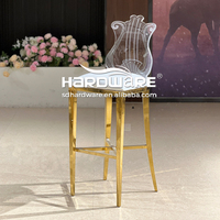 Vente en gros Chaise haute en acrylique à dossier led lumineuse en forme de Guita avec cadre en métal Tabourets de bar de luxe sur mesure avec table