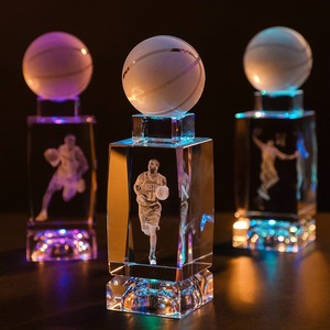 Lámpara <span class=keywords><strong>de</strong></span> Noche con Bola <span class=keywords><strong>de</strong></span> Cristal <span class=keywords><strong>de</strong></span> Cuarzo Transparente con Figura <span class=keywords><strong>de</strong></span> Estrella <span class=keywords><strong>de</strong></span> Baloncesto Kobe Iverson, Base <span class=keywords><strong>de</strong></span> Madera Iluminada, Regalo <span class=keywords><strong>de</strong></span> Cumpleaños Creativo - Product Image 1
