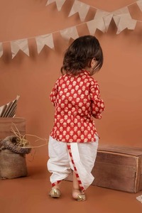 Ensemble Kurta en coton imprimé rouge pour garçons avec Dhoti, tenue traditionnelle indienne pour enfants, idéale pour les fêtes et les occasions spéciales - Product Image 5