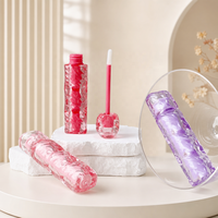 Gloss à lèvres en tube cristal froissé, texture ondulée, forme gourde et colonnes carrées, nuances violet, rouge, rose, approvisionnement en gros, personnalisation OEM