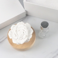 Diffuseur d'huiles essentielles en céramique parfumée à la fleur, en porcelaine faite à la main sur base en bois, pour un parfum d'ambiance luxueux