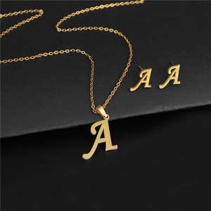 <span class=keywords><strong>Ensemble</strong></span> de bijoux initial lettre pendentif collier <span class=keywords><strong>et</strong></span> boucles d'oreilles <span class=keywords><strong>ensemble</strong></span> femmes filles plaqué or Alphabet boucles d'oreilles <span class=keywords><strong>ensemble</strong></span> de bijoux - Product Image 2