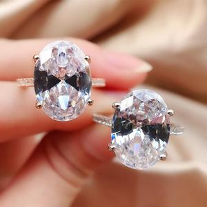 Anello di fidanzamento classico da donna in oro bianco con diamante naturale taglio ovale F680 colore D - Product Image 3