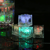 Cube de glace LED activé par l'eau rapide et lent glaçons clignotants pour une fête de bar romantique